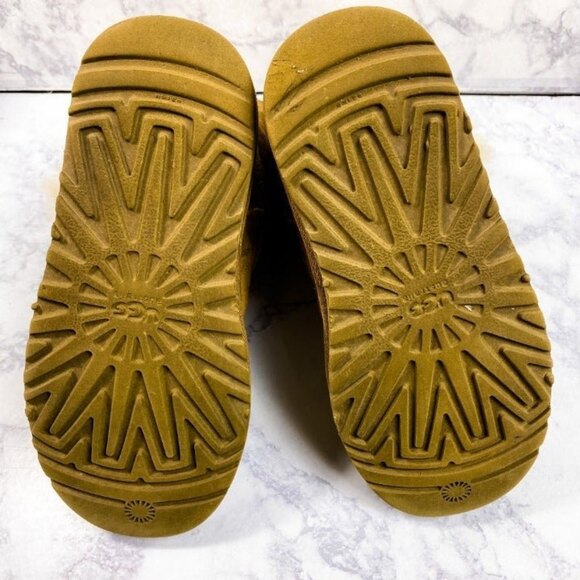 Kids Ugg K Bailey Button Boots in Chestnut Size 1 - Picture 5 of 9